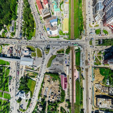 Kesişen yollar ve yollar olan havacılık şehri manzarası, binalar. Helikopter vuruldu. Panoramik resim.