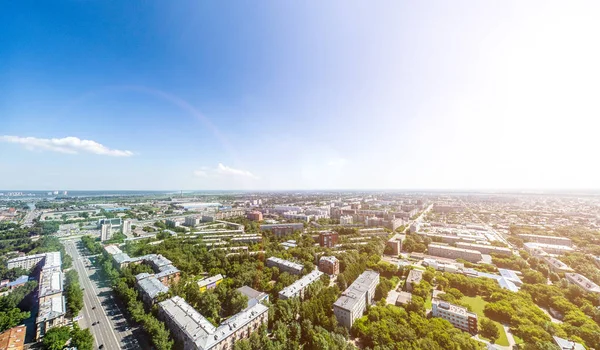 Vista aérea de la ciudad con carreteras, casas y edificios. — Foto de Stock