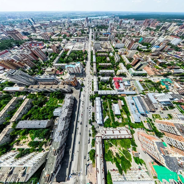 Vista aerea sulla città con crocevia e strade, case, edifici, parchi e parcheggi. Estate soleggiata immagine panoramica — Foto Stock