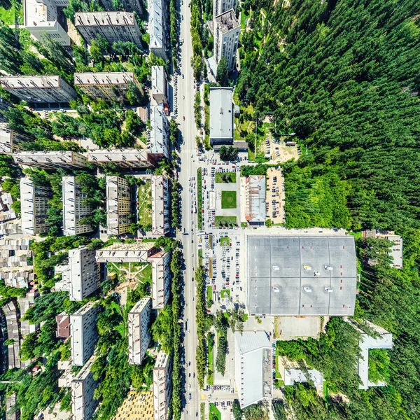 Luftaufnahme der Stadt mit Kreuzungen und Straßen, Häusern, Gebäuden, Parks und Parkplätzen. Sonniges Sommerpanorama — Stockfoto