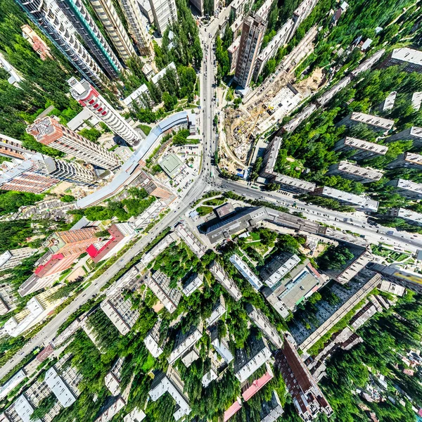 Uitzicht op de stad vanuit de lucht met kruispunten en wegen, huizen, gebouwen, parken en parkeerplaatsen. Zonnige zomer panoramisch beeld — Stockfoto