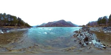 Sonbaharın sonlarında güzel bir dağ nehrinin görüntüsü. Ulusal park, çayır, bulutlu bir günde nehir kıyısı.