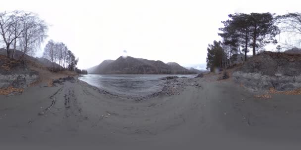 VR av en vacker fjällälv på senhösten. Nationalpark, äng, flodstrand på mulen dag. — Stockvideo