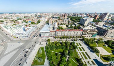Yolları, evleri ve binaları olan havacılık şehri manzarası.