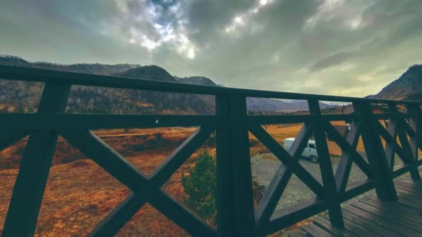 Timelapse de cerca de madeira no terraço alto na paisagem da montanha com nuvens. Movimento deslizante horizontal — Vídeo de Stock