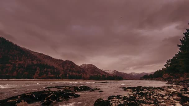 Time lapse shot of a river near mountain forest. Huge rocks and fast clouds movenings. — Stock Video