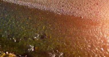 Güneşli yaz sabahında temiz ve taze bir dağ nehri üzerinde uçuşun ortasındayız. Dikey hareket