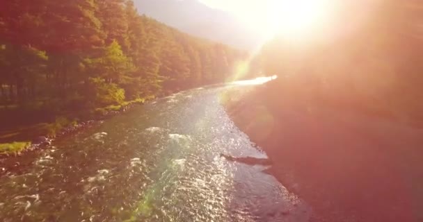 Vuelo en medio del aire sobre un río de montaña fresco y limpio en la soleada mañana de verano — Vídeos de Stock