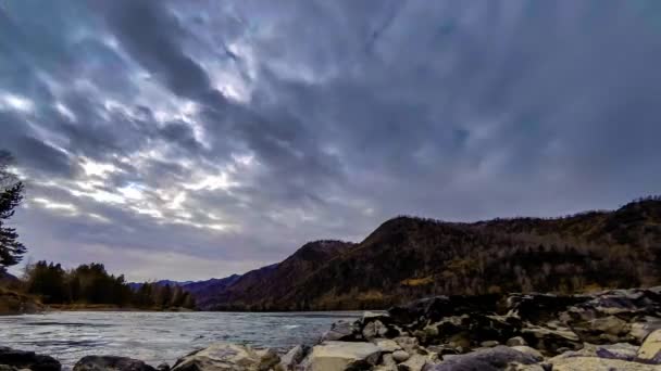 Tiro de lapso de tiempo de un río cerca del bosque de montaña. Grandes rocas y veladas de nubes rápidas. Movimiento deslizante horizontal — Vídeo de stock