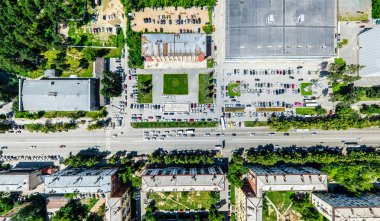 Kesişen yollar, evler, binalar, parklar ve otoparklar olan havacılık şehri manzarası. Güneşli yaz panoramik resmi