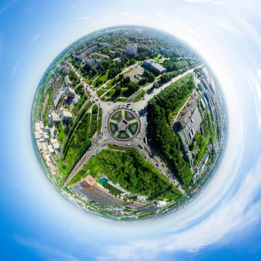 Kesişen yollar ve yollar olan havacılık şehri manzarası, binalar. Helikopter vuruldu. Panoramik resim.