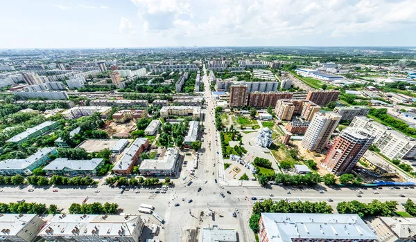 Letecký výhled na město s křižovatkou a silnic, domů, budov, parků a parkovišť. Slunečné léto panoramatický obraz — Stock fotografie