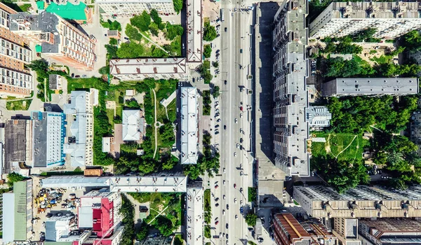 Vue aérienne de la ville avec carrefour et routes, maisons, bâtiments, parcs et parkings. Image panoramique ensoleillée d'été — Photo