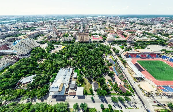 Вид на повітряне місто з перехрестями та дорогами, будинками, будівлями, парками та паркінгами. Сонячне літо панорамне зображення — стокове фото