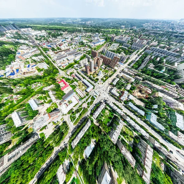 Uitzicht op de stad vanuit de lucht met kruispunten en wegen, huizen, gebouwen, parken en parkeerplaatsen. Zonnige zomer panoramisch beeld — Stockfoto