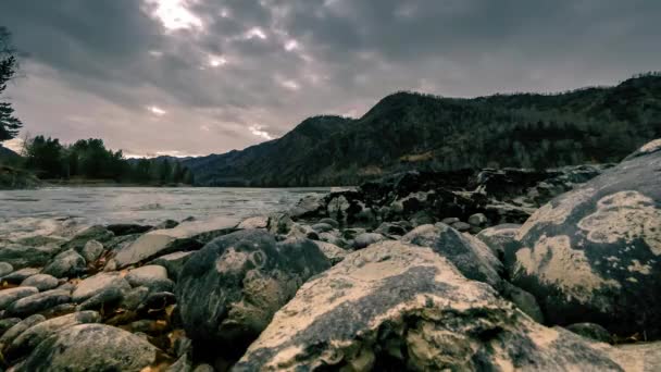 Tiro de lapso de tiempo de un río cerca del bosque de montaña. Grandes rocas y veladas de nubes rápidas. Movimiento deslizante horizontal — Vídeo de stock