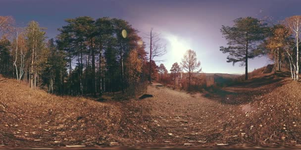 4k 360 Vr εικονική πραγματικότητα μιας σκηνής όμορφα ορεινά κατά το φθινόπωρο. Άγρια βουνά της Ρωσίας. — Αρχείο Βίντεο