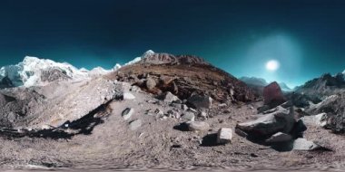 Everest Üssü 'nün 360 vr panoramik görüntüsü. Everest Dağı, güzel gökyüzü ve Khumbu buzulu. Khumbu Vadisi, Sagarmatha Ulusal Parkı, Himalayalar 'ın Nepal' i. EBC iz yolunun bitiş noktası