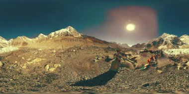 Khumbu Buzulu 'ndaki Everest Üssü' nün 360. Khumbu Vadisi, Sagarmatha Ulusal Parkı, Himalayalar 'ın Nepal' i. Gorak Shep yakınlarındaki EBC rotası.