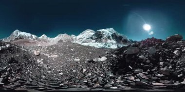 Khumbu Buzulu 'ndaki Everest Üssü' nün 360. Khumbu Vadisi, Sagarmatha Ulusal Parkı, Himalayalar 'ın Nepal' i. Gorak Shep yakınlarındaki EBC rotası.