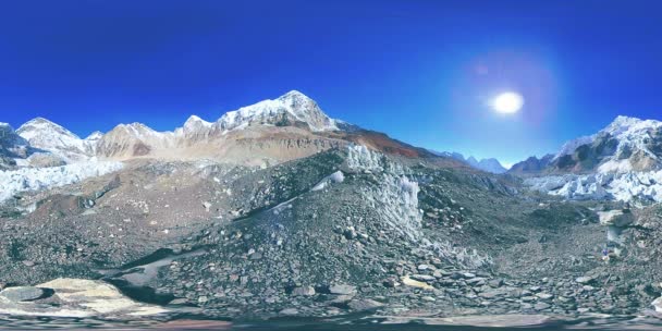 360 vr do acampamento base do Everest no glaciar Khumbu. Vale do Khumbu, parque nacional de Sagarmatha, Nepal dos Himalaias. Via de via EBC perto de Gorak Shep. — Vídeo de Stock