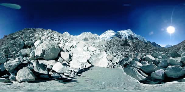 360 vr del campamento base del Everest en el glaciar Khumbu. Valle de Khumbu, parque nacional de Sagarmatha, Nepal del Himalaya. EBC cerca de Gorak Shep. — Vídeos de Stock