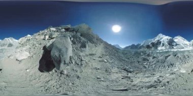 Khumbu Buzulu 'ndaki Everest Üssü' nün 360. Khumbu Vadisi, Sagarmatha Ulusal Parkı, Himalayalar 'ın Nepal' i. Gorak Shep yakınlarındaki EBC rotası.