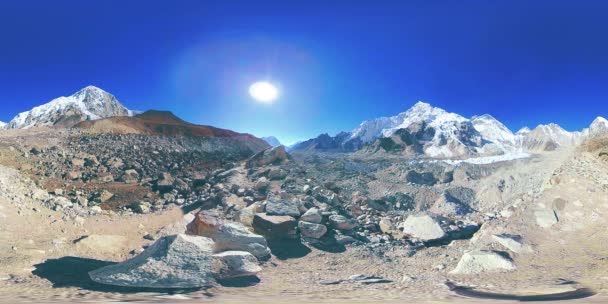 360 vr av Everests basläger vid Khumbu glaciär. Khumboudalen, Sagarmatha nationalpark, Nepal i Himalaya. EBC spårväg nära Gorak Shep. — Stockvideo