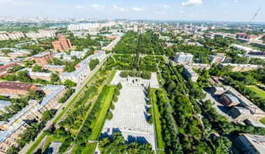 Yolları, evleri ve binaları olan havacılık şehri manzarası.