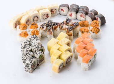 Japon Gıda Restoran, sushi maki gunkan rulo levha veya plakalı ayarlayın. Sushi seti ve kompozisyon