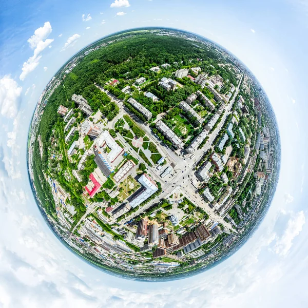 Vista aérea de la ciudad con encrucijadas y caminos, casas, edificios, parques y estacionamientos. Imagen panorámica soleada de verano —  Fotos de Stock