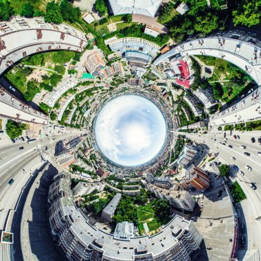Kesişen yollar, evler, binalar, parklar ve otoparklar olan havacılık şehri manzarası. Güneşli yaz panoramik resmi