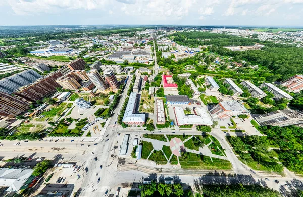 Vista aerea sulla città con crocevia e strade, case, edifici, parchi e parcheggi. Estate soleggiata immagine panoramica — Foto Stock