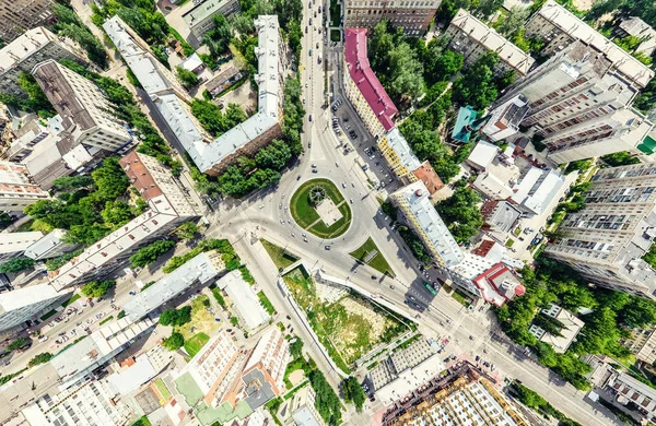 Luftaufnahme der Stadt mit Kreuzungen und Straßen, Häusern, Gebäuden, Parks und Parkplätzen. Sonniges Sommerpanorama — Stockfoto