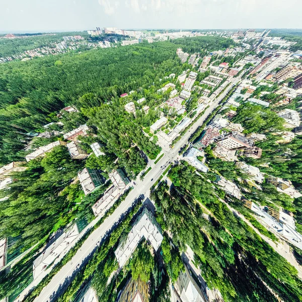 Vista aérea de la ciudad con encrucijadas y caminos, casas, edificios, parques y estacionamientos. Imagen panorámica soleada de verano —  Fotos de Stock