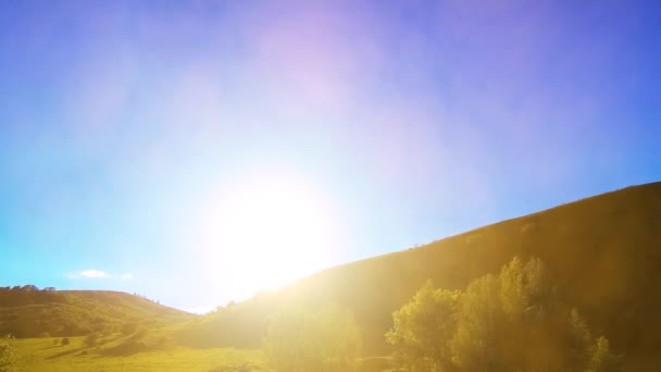 4K UHD Bergwiesen Zeitraffer im Sommer. Wolken, Bäume, grünes Gras und Sonnenstrahlen. — Stockvideo