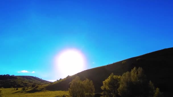 4K UHD prairie de montagne timelapse à l'été. Nuages, arbres, herbe verte et mouvement des rayons du soleil. — Video