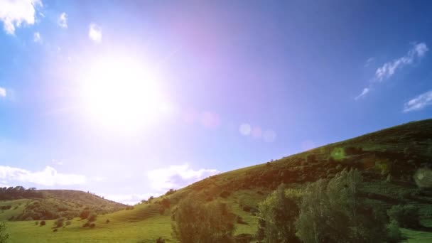 4K UHD montaña prado timelapse en el verano. Nubes, árboles, hierba verde y rayos de sol movimiento. — Vídeos de Stock