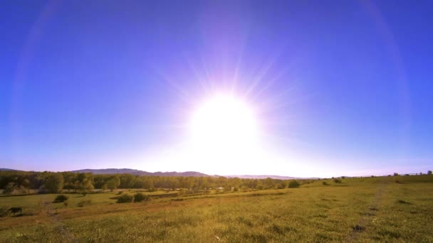 4K ทุ่งหญ้าภูเขา UHD ในฤดูร้อน เมฆ ต้นไม้ หญ้าเขียว และการเคลื่อนไหวของแสงอาทิตย์ . — วีดีโอสต็อก