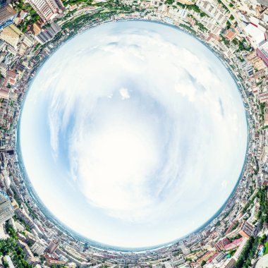 Kesişen yollar, evler, binalar, parklar ve otoparklar olan havacılık şehri manzarası. Güneşli yaz panoramik resmi