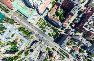 Kesişen yollar, evler, binalar, parklar ve otoparklar olan havacılık şehri manzarası. Güneşli yaz panoramik resmi