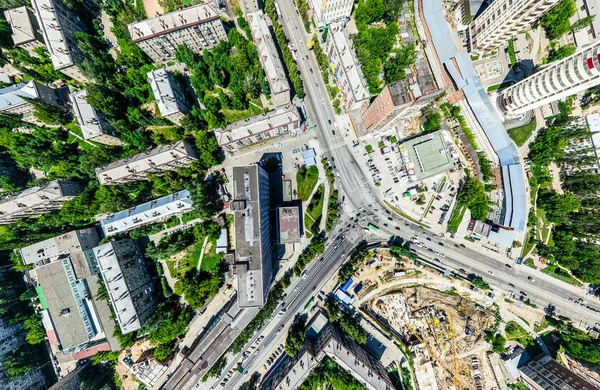 Luftaufnahme der Stadt mit Kreuzungen und Straßen, Häusern, Gebäuden, Parks und Parkplätzen. Sonniges Sommerpanorama — Stockfoto