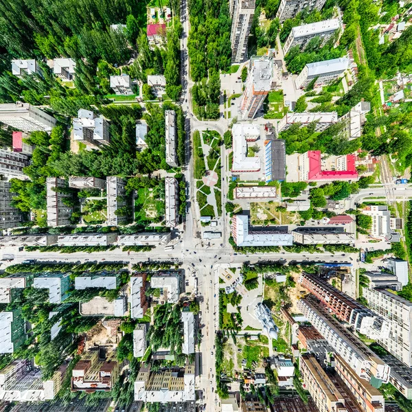 Widok z lotu ptaka na skrzyżowanie dróg i dróg, domy, budynki, parki i parkingi. Słoneczny letni panoramiczny obraz — Zdjęcie stockowe