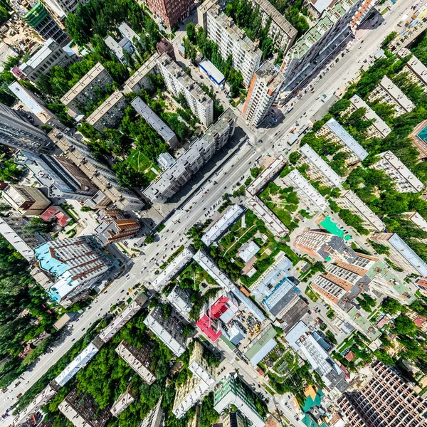 Vue aérienne de la ville avec carrefour et routes, maisons, bâtiments, parcs et parkings. Image panoramique ensoleillée d'été — Photo