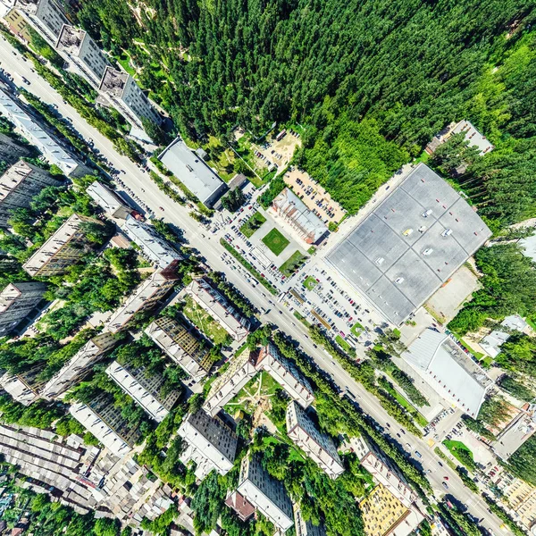 Uitzicht op de stad vanuit de lucht met kruispunten en wegen, huizen, gebouwen, parken en parkeerplaatsen. Zonnige zomer panoramisch beeld — Stockfoto