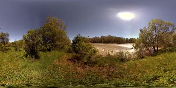 UHD 4K 360 VR La realidad virtual de un río fluye sobre rocas en un hermoso paisaje de bosque de montaña — Vídeos de Stock