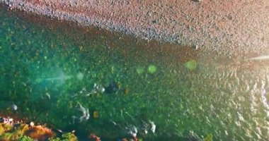 Güneşli yaz sabahında temiz ve taze bir dağ nehri üzerinde uçuşun ortasındayız. Dikey hareket