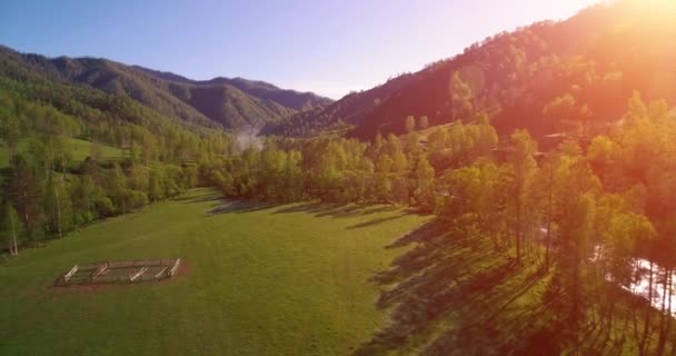 夏日阳光明媚的早晨,空中飞越新鲜的山河和草地.下面的乡村土路. — 图库视频影像