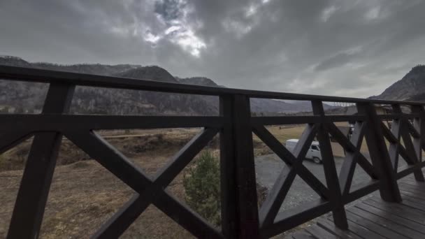 Timelapse de cerca de madeira no terraço alto na paisagem da montanha com nuvens. Movimento deslizante horizontal — Vídeo de Stock