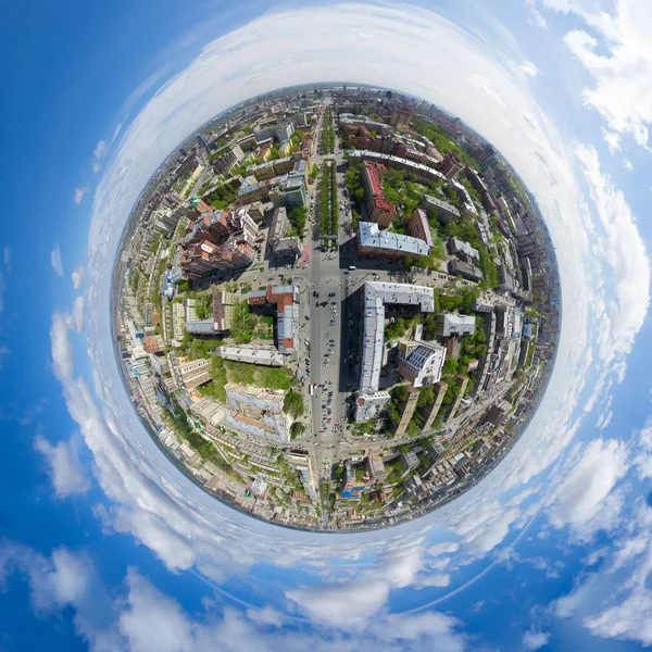 Vista aérea da cidade com encruzilhada e estradas, casas de edifícios. Tiro de helicóptero. Imagem panorâmica. — Fotografia de Stock